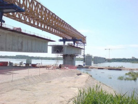 Premierul Bulgariei a anunţat că investitori români şi bulgari sunt interesaţi de construirea a trei noi poduri peste Dunăre